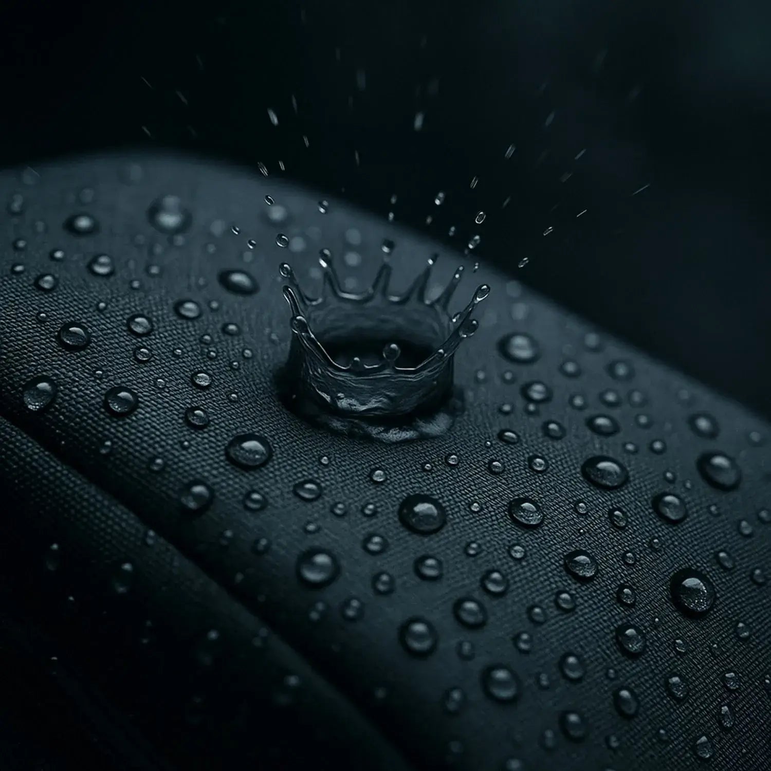 Wasserabweisender urbaner Velwel-Rucksack auf dunklem Hintergrund, der Schutz vor Regen und Feuchtigkeit symbolisiert.