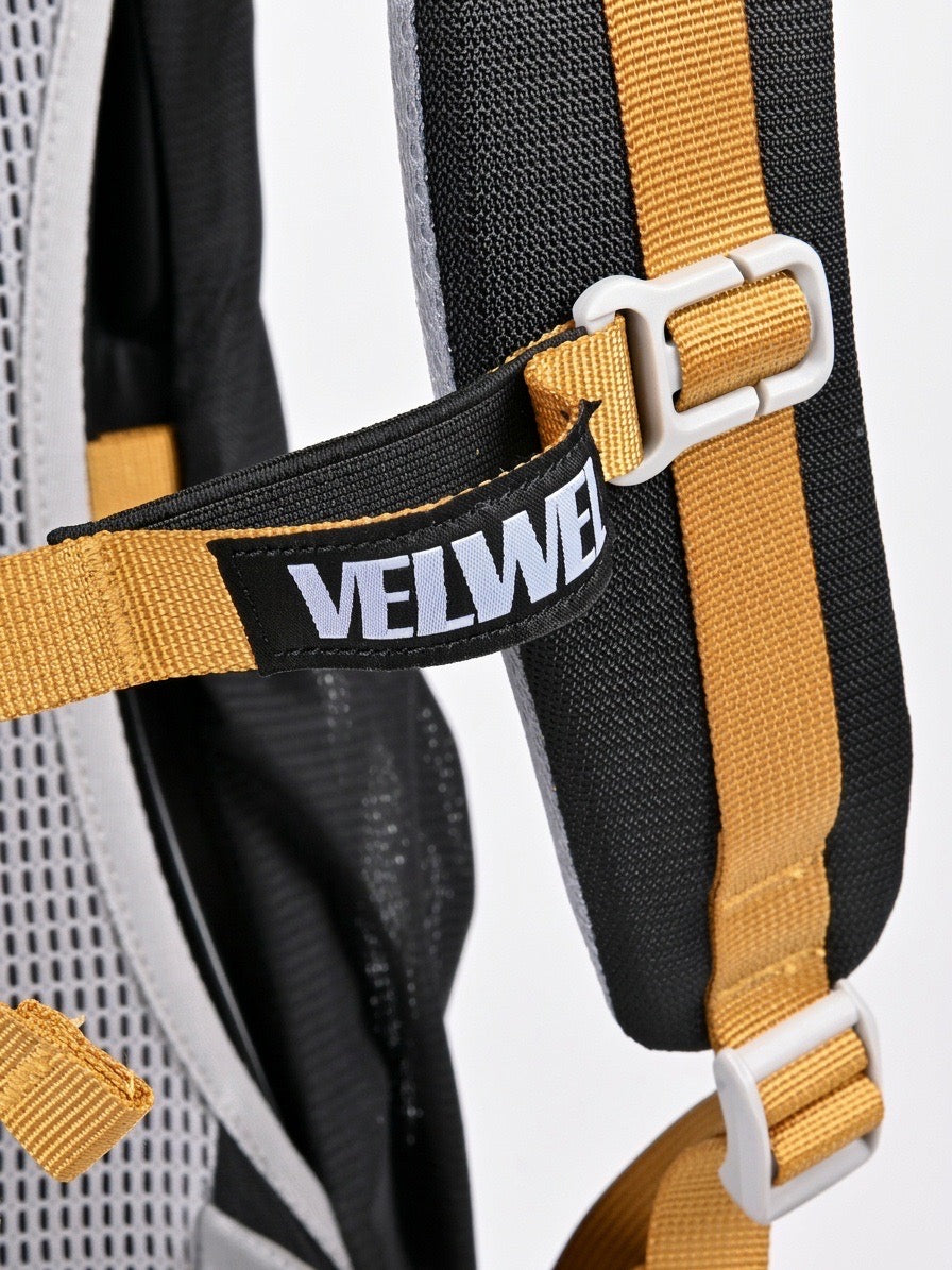 Velwel Logo Detail auf schwarzem Wanderrucksack — Premium Outdoor Marke