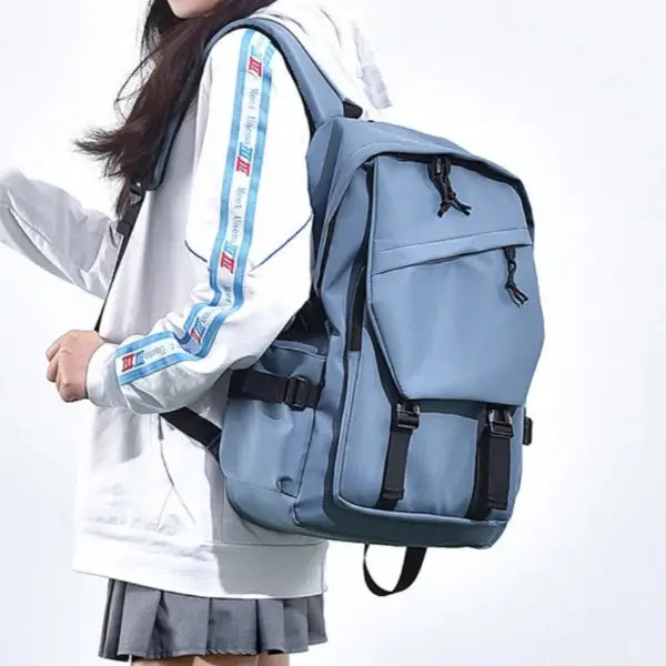 Studentenrucksack – Seitenansicht mit praktischen Taschen für Flasche und Zubehör