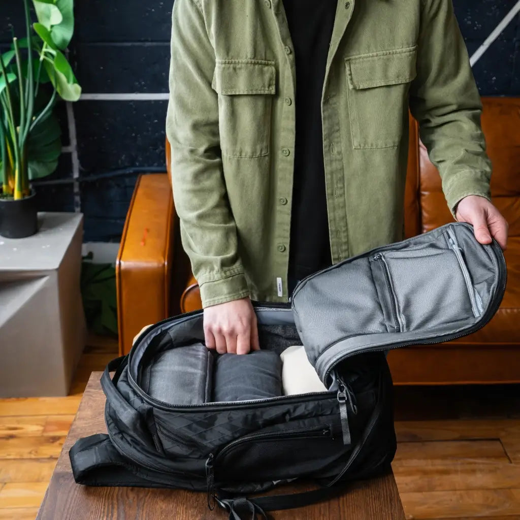 Geräumiger Reiserucksack mit organisiertem Packraum für Kleidung und Zubehör