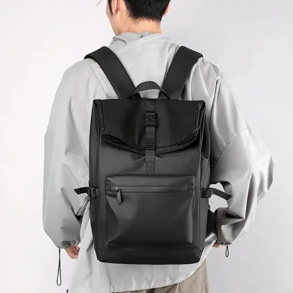 Rebel Rolltop Rucksack – Seitenansicht mit praktischen Taschen für Zubehör und Flaschen