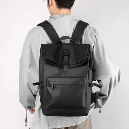 Rebel Rolltop Rucksack – Seitenansicht mit praktischen Taschen für Zubehör und Flaschen
