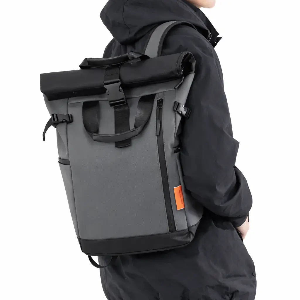 Premium wasserdichter Rucksack in Schwarz getragen, zeigt ergonomisches Design und stilvolle moderne Optik