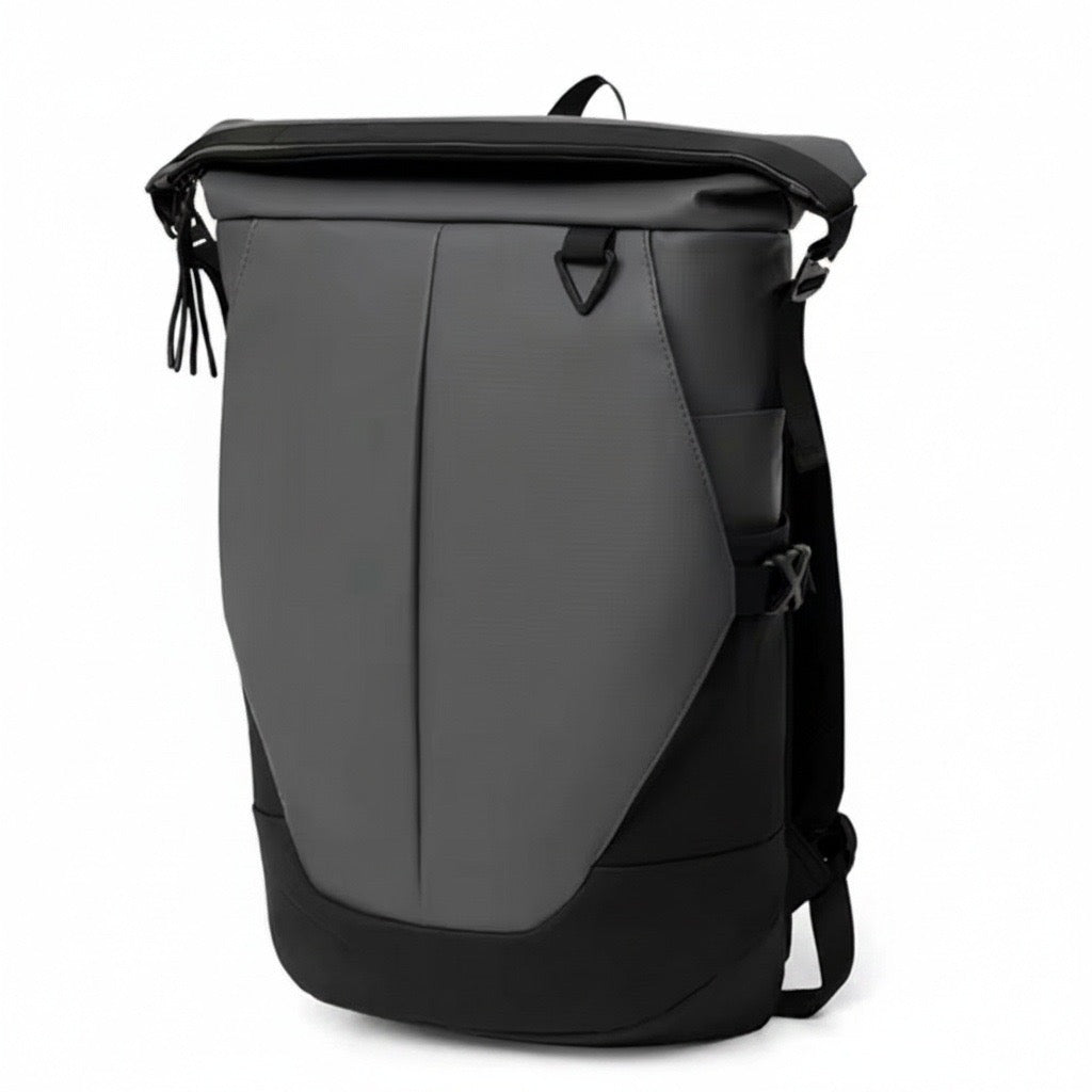 Frontansicht des dunkelgrauen Rollverschluss-Rucksacks mit strukturiertem Obermaterial und schwarzen Akzenten