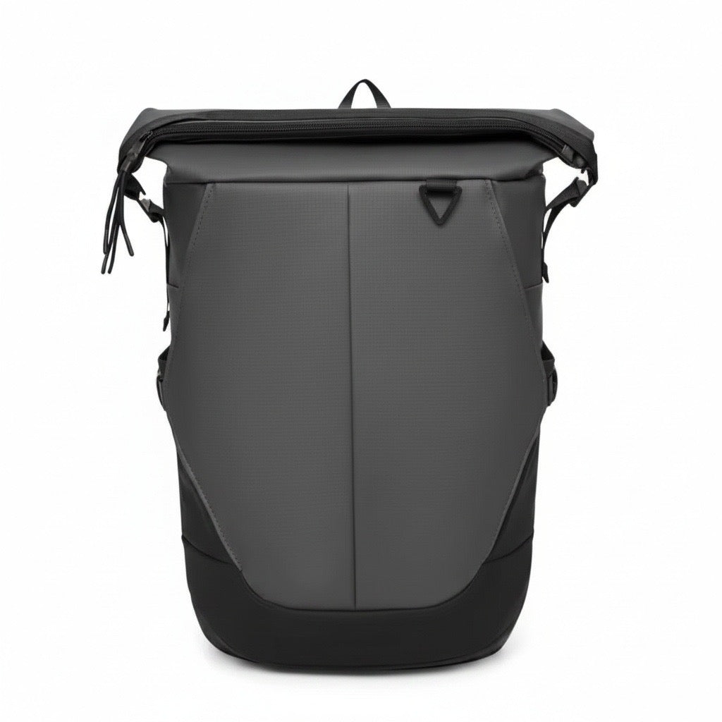 Grauer Rollverschluss-Rucksack in der Seitenansicht mit ergonomischen Schulterriemen und modernem Design