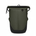 Frontansicht des kaki-farbenen Rollverschluss-Rucksacks in Militärgrün mit schwarzer Basis und modernem Schnitt