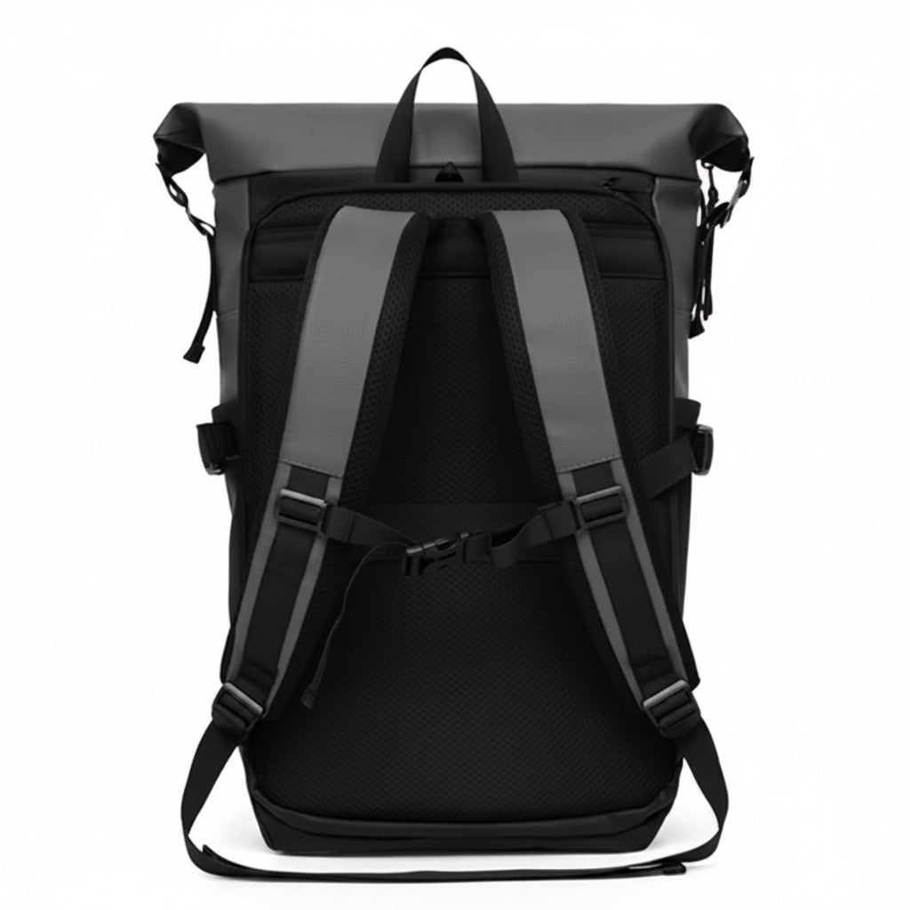 Rückansicht des Rucksacks mit gepolstertem Tragesystem, Brustgurt und ergonomischen Schulterriemen