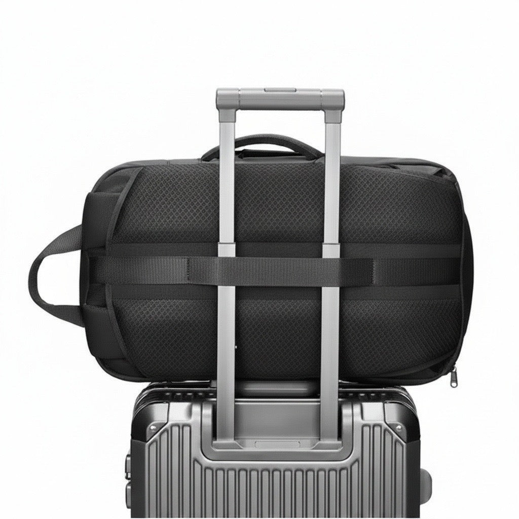 Schwarze WELLWEL Reisetasche befestigt auf einem Rollkoffer mit integriertem Trolley-Gurt.