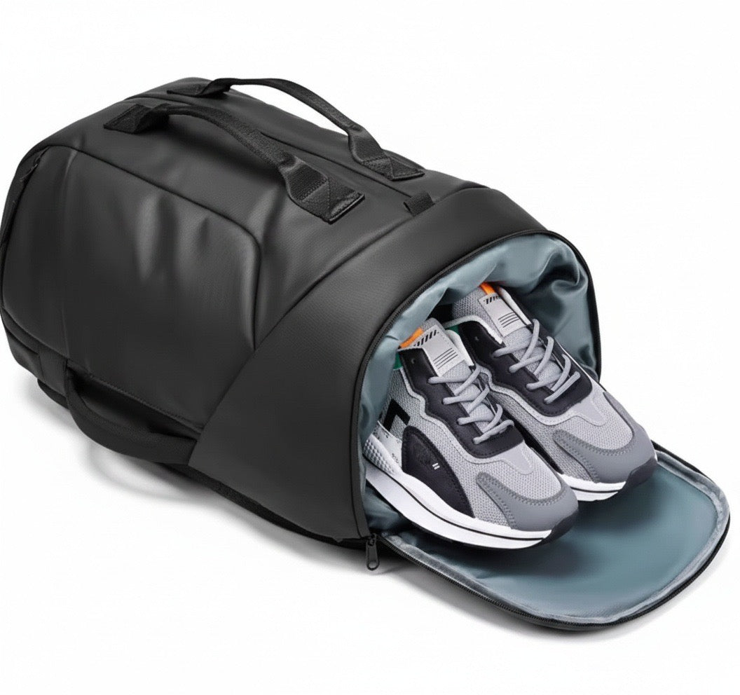 Schwarze WELLWEL Reisetasche mit geöffnetem Schuhfach und Sportschuhen im Inneren.