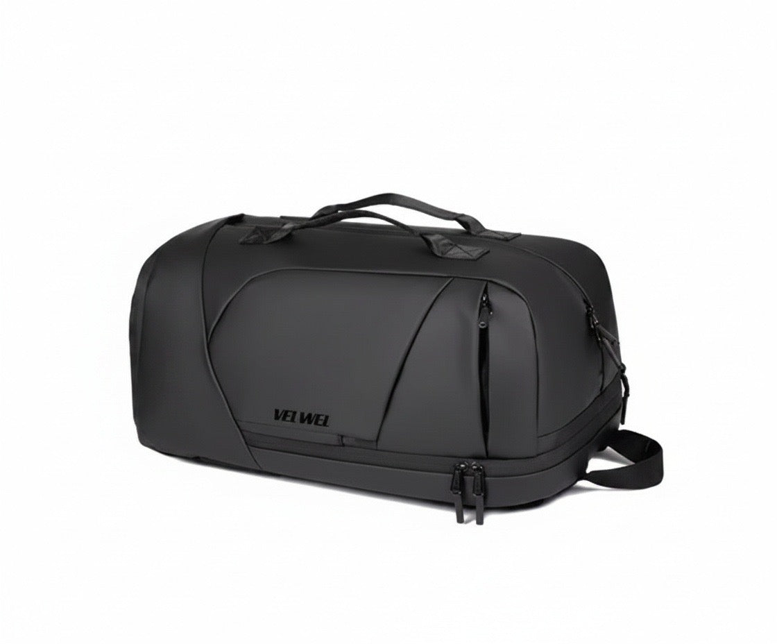 Schwarze WELLWEL Reisetasche mit modernem minimalistischen Design in Seitenansicht.
